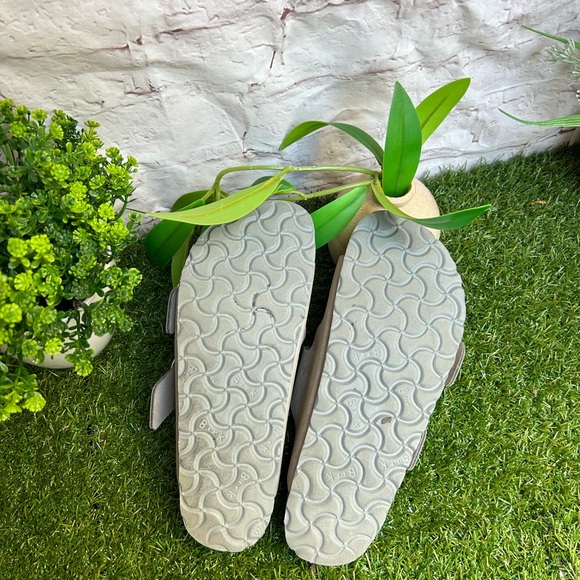 Arizona Big Buckle
Nubuck Leather
Dove Gray women size 36 US 6 - Picture 13 of 16